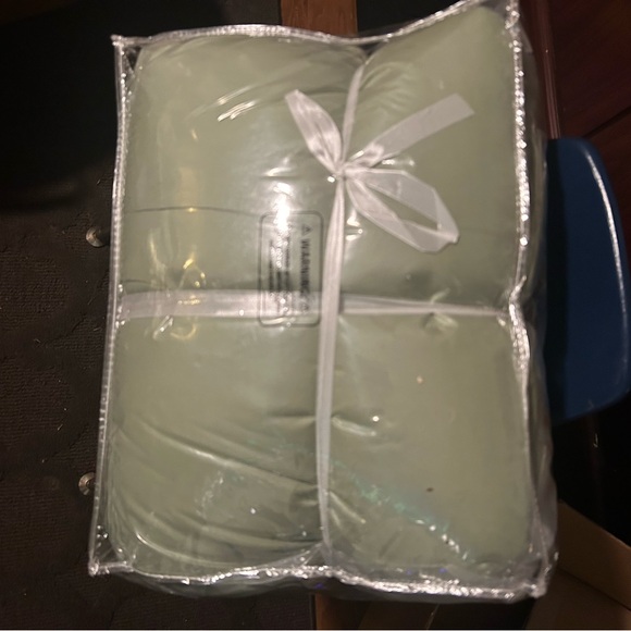 Beckham HotelCollection1300SeriesLuxury GooseDown Alternative ComforterSageQueen - Picture 6 of 6